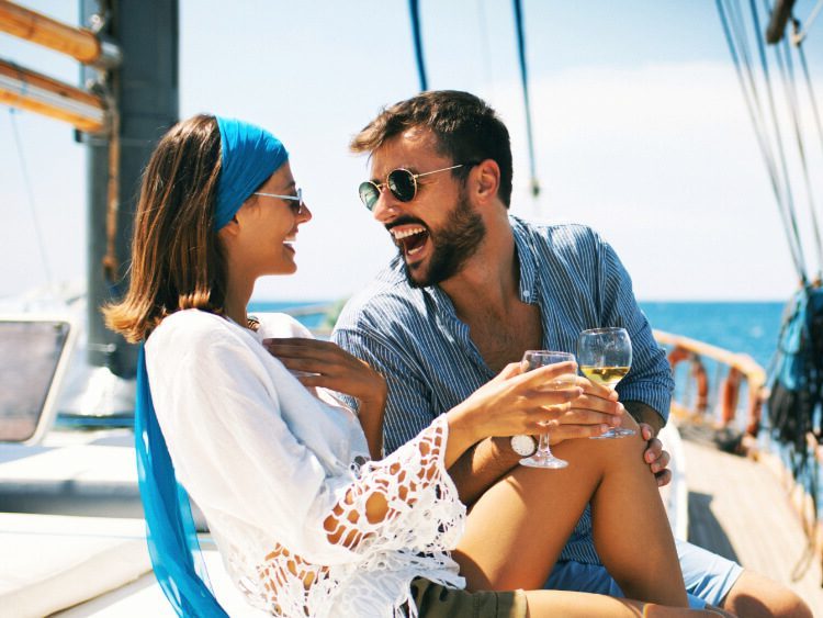 Mann und Frau auf einem Boot